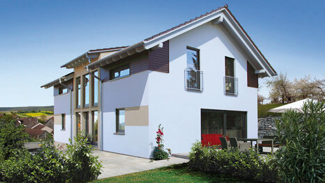 Fingerhut Einfamilienhaus Satteldach hell verputzt Teilflächen farblich abgesetzt Kniestock Holz Fassade grosse Fensterfront 