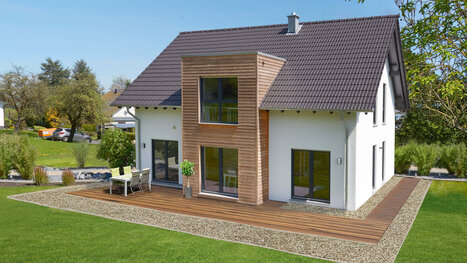 Fingerhut Einfamilienhaus Satteldach weiß verputz mit Holzverschalung Flachdacherker bodentiefe Fenster Holzterrasse 