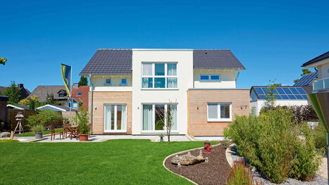 Einfamilienhaus Solaris mit Kubusanbauten und Holzverschalung sowie drittem Giebel mit Flachdach Gartenansicht
