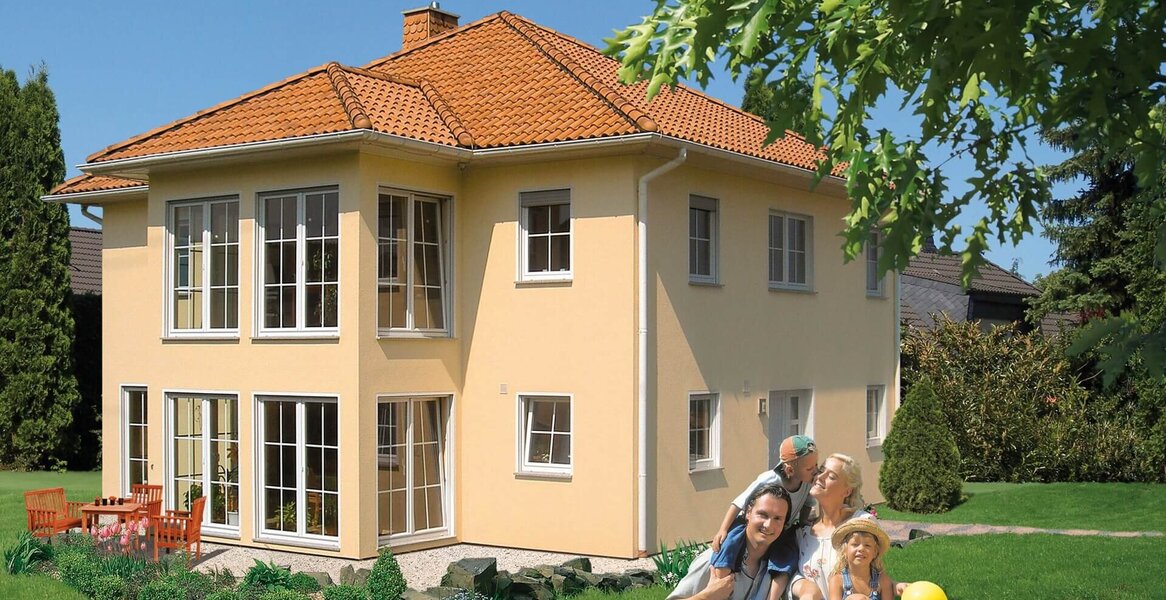 Fingerhut Mehrfamilienhaus Stadtvilla lachsfarben verputzt mit rot/orangen Dachziegel bodentiefe Terrassenfenster 