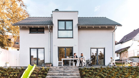 Satteldachhaus mit Flachdacherker Sicht auf Garten und offene Terrasse