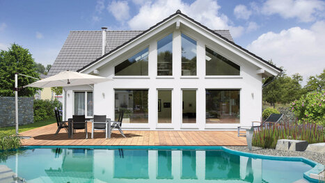 Fingerhut Einfamilienhaus dunkles Satteldach weißer Putz grosse Glasfront Terrasse Terrassenmöbel Sonnenschirm Pool 