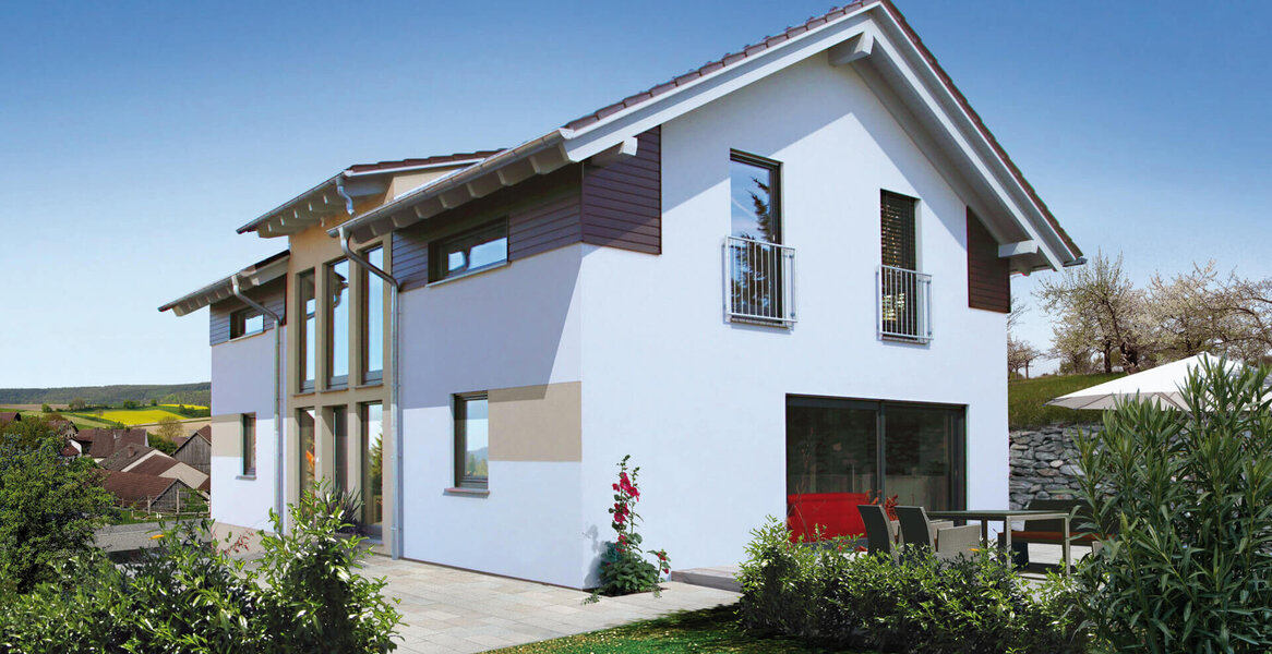 Fingerhut Einfamilienhaus Satteldach hell verputzt Teilflächen farblich abgesetzt Kniestock Holz Fassade grosse Fensterfront 