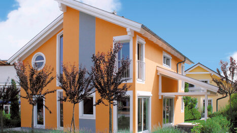 Fingerhut Einfamilienhaus Pultdach orange verputzt mit teilweise grauen Teilflächen überdachte Terrasse 