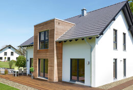 Fingerhut Einfamilienhaus Satteldach weiß verputz mit Holzverschalung Flachdacherker bodentiefe Fenster Holzterrasse
