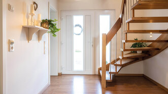 Das Bild zeigt eine Treppe im Landhausstil oder Nordic Style