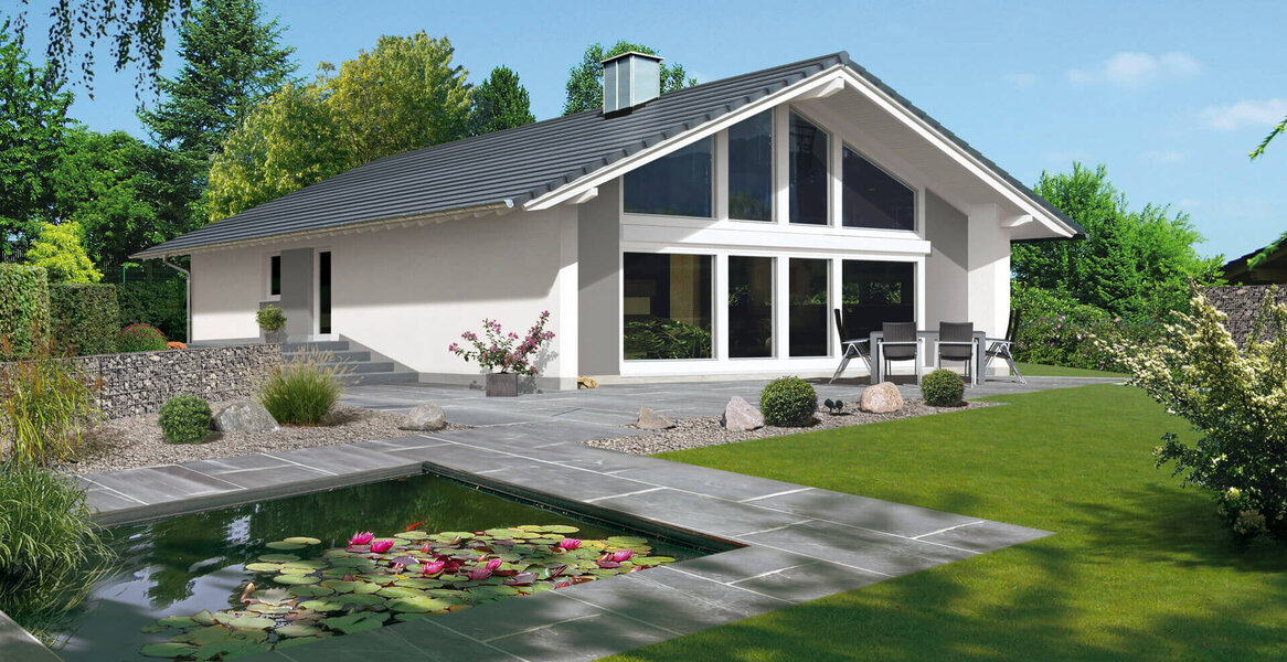 Fingerhut Bungalow weiß verputzt mit schwarzem Dach grosser Glasfront Terrasse Gartenteich 