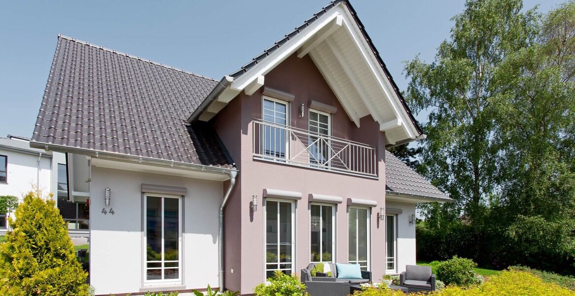 Fingerhut Einfamilienhaus farblich abgesetzter Erker mit Balkon bodentiefe Fenster weißer Dachüberstand 