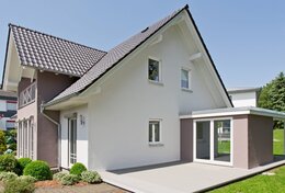 Fingerhut Einfamilienhaus farblich abgesetzter Erker mit Balkon bodentiefe Fenster farblich abgesetzter Überstand weißer Dachüberstand 