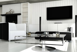Wohnzimmer weißer Boden weiße Wände Glastisch grosser Fernseher weiß/schwarze Ledergarnitur 