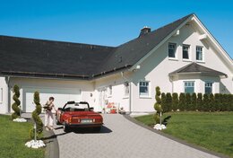 Fingerhut Einfamilienhaus mit schwarzem Satteldach hell verputzt Erker Doppelgarage 