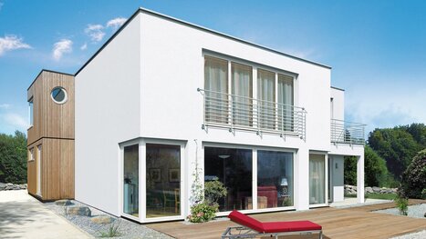 Bauhaus Linea Flachdachhaus Einfamilienhaus mit Holzverschalung und Kubusanbauten als Fertighaus