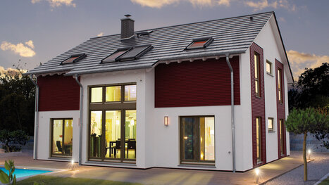 Fingerhut Einfamilienhaus schwarzes Satteldach weißer Putz teilweise Holzverschalung große Glasfront bodentiefe Fenster Pool 